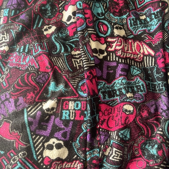 Hi, selling these superb pyjama pants (get both for 10$) for kids in size L. - Picture 5 of 6